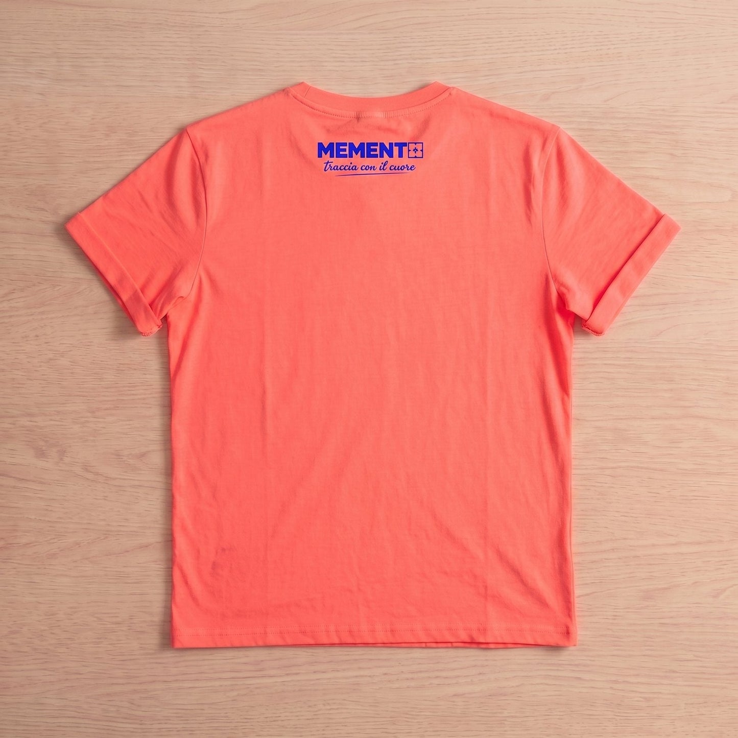 Memento Ricamo + logo sulla manica — Corallo
